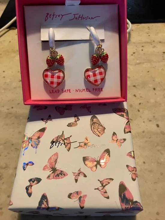 🍓Betsey Johnson 2 pairs earrings gingham hearts strwbry hoops NWT - Picture 5 of 9